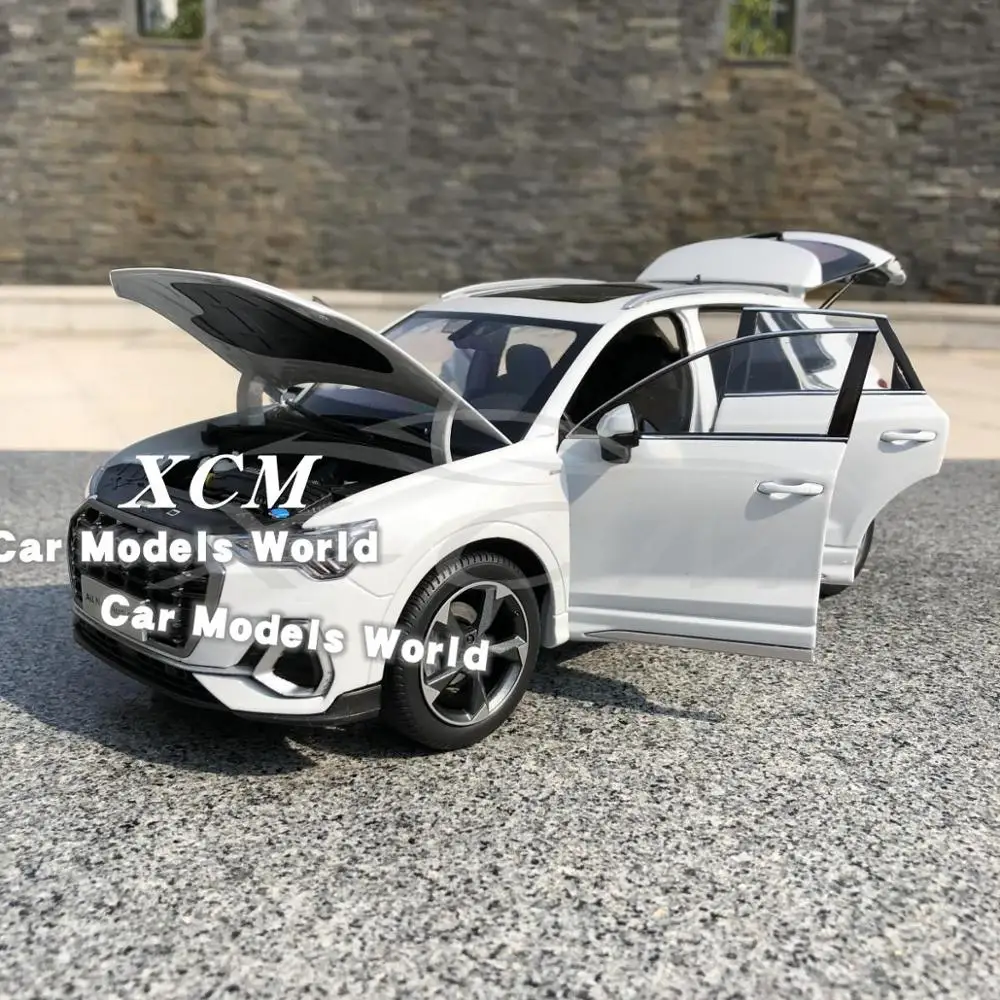 Модель литая автомобиля для всех новых моделей Q3 2019 1:18 (белый) + небольшой