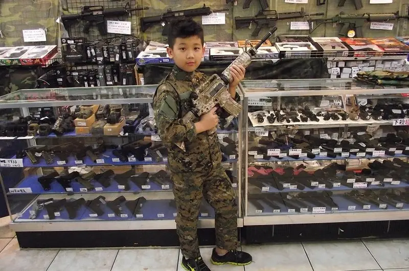 Камуфляжный комплект одежды для детей кардиган в стиле милитари игрушка