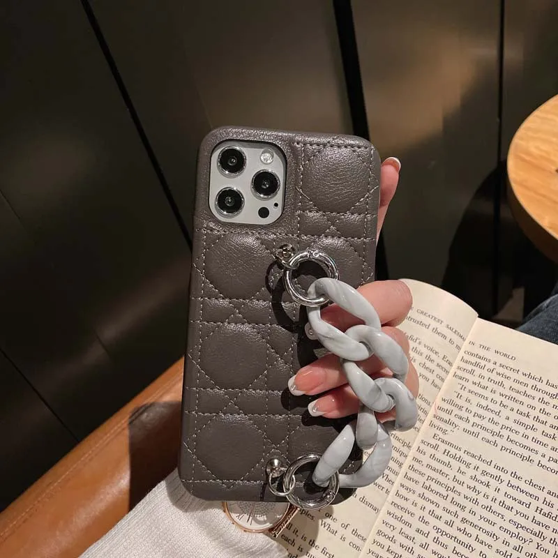 

Applicable temperament leather small fragrance bracelet iPhone12 Apple 11promax mobile phone case 8p/xr/x female 7