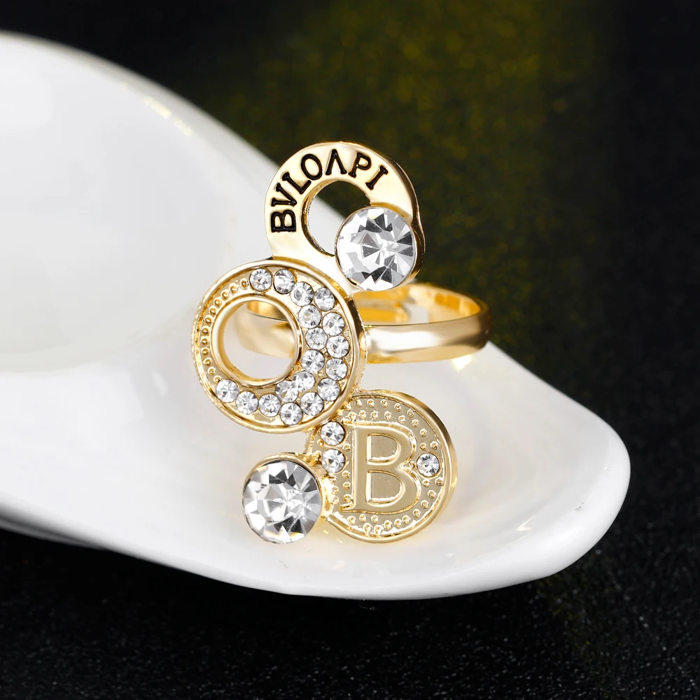 Набор из ожерелья и сережек в круглой форме с буквенным принтом кристаллами