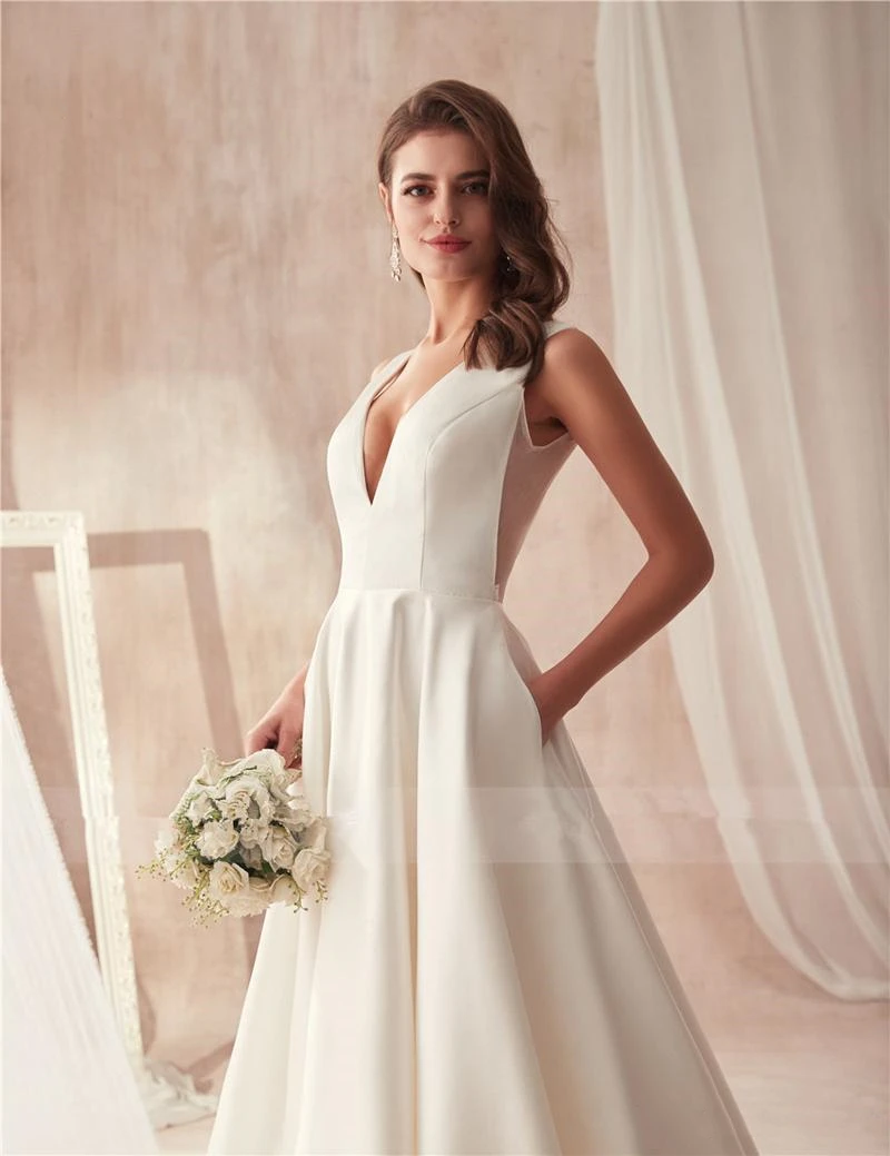 Женское атласное свадебное платье с карманами черное V-образным вырезом разрезом