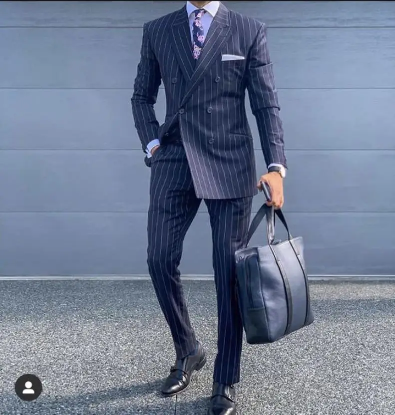 Темно синий двубортный деловой мужской костюм в полоску приталенный Мужской