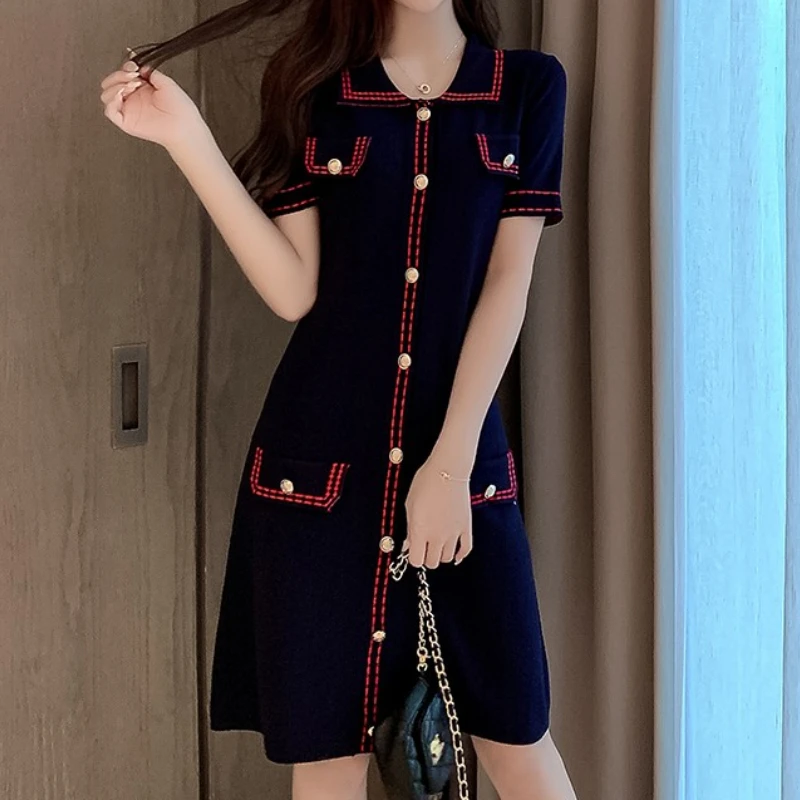 

Женское трикотажное платье-мини с коротким рукавом и отложным воротником