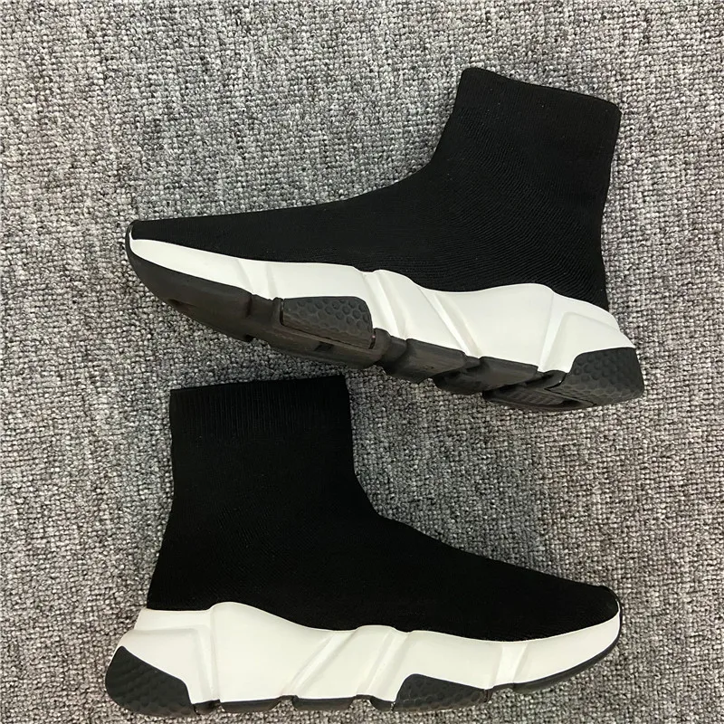 Новая легкая и несравненная спортивная обувь сочетается с формой носков что