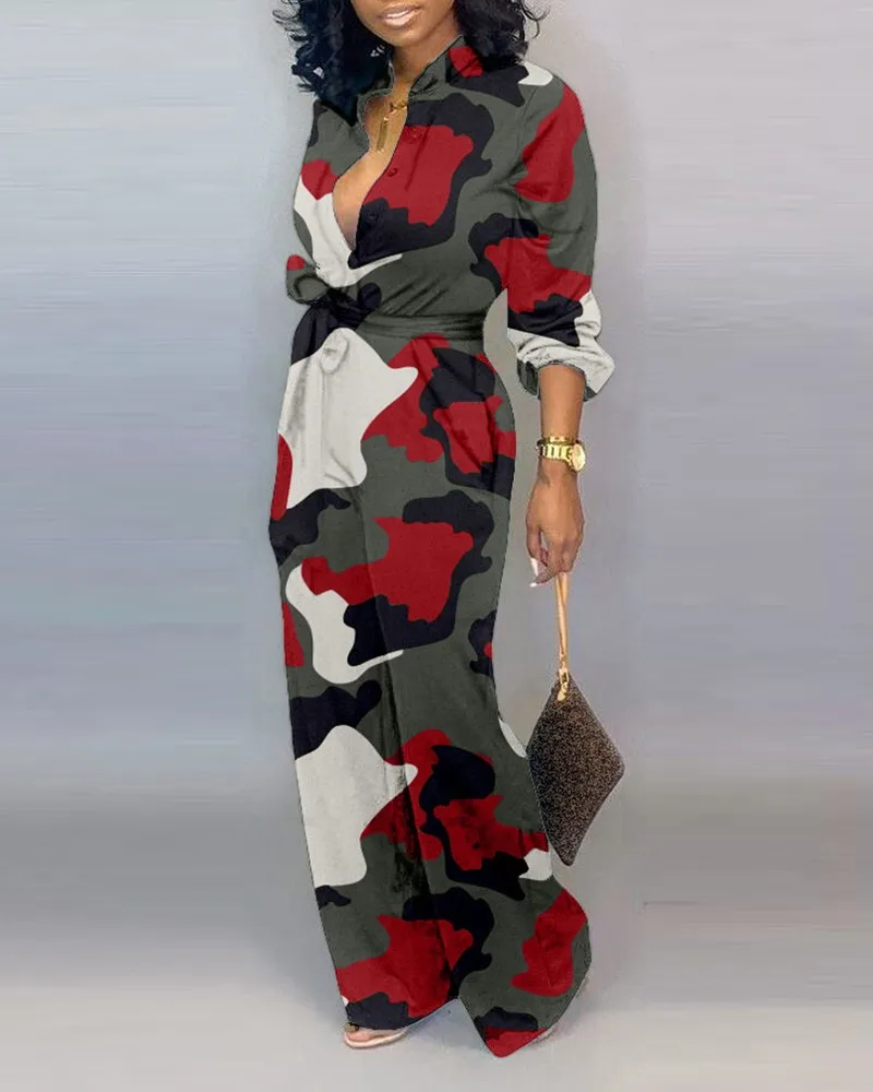 Женский комбинезон на пуговицах с камуфляжным принтом и V образным вырезом