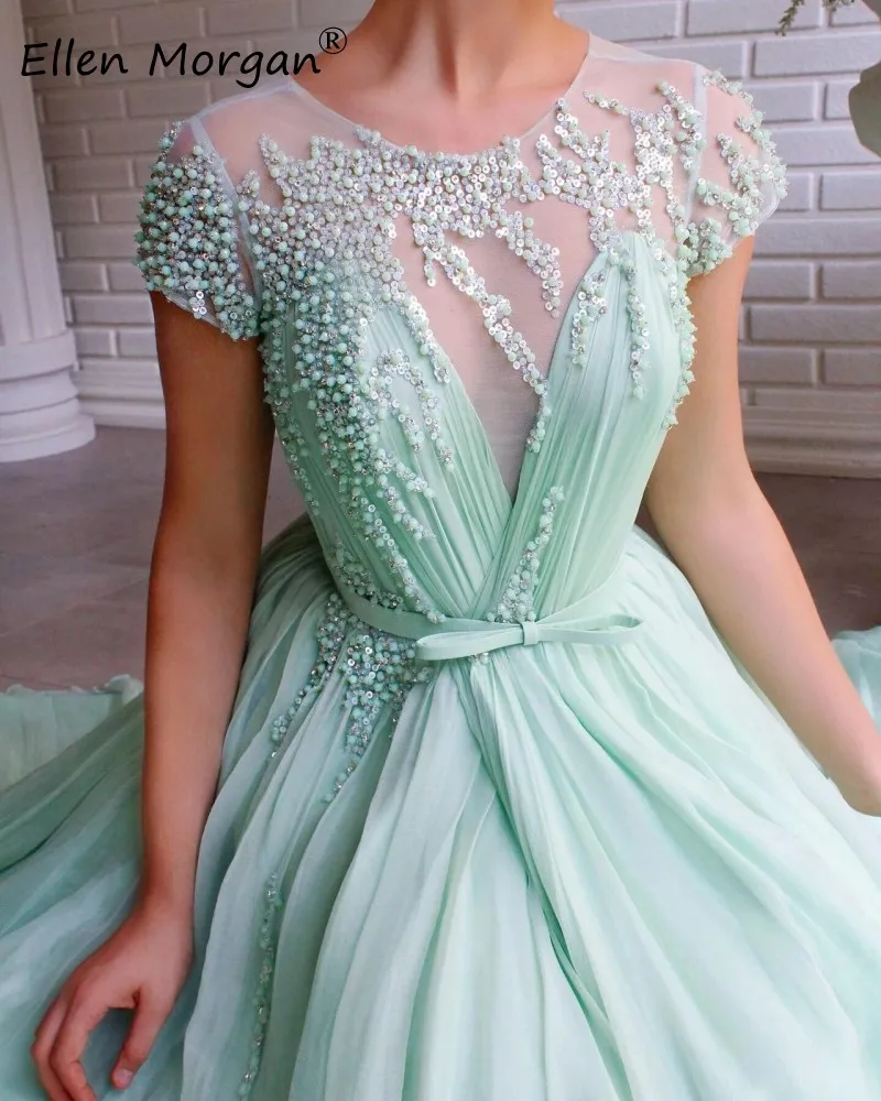 Длинные вечерние платья с рукавами-крылышками в арабском стиле модель 2020 года