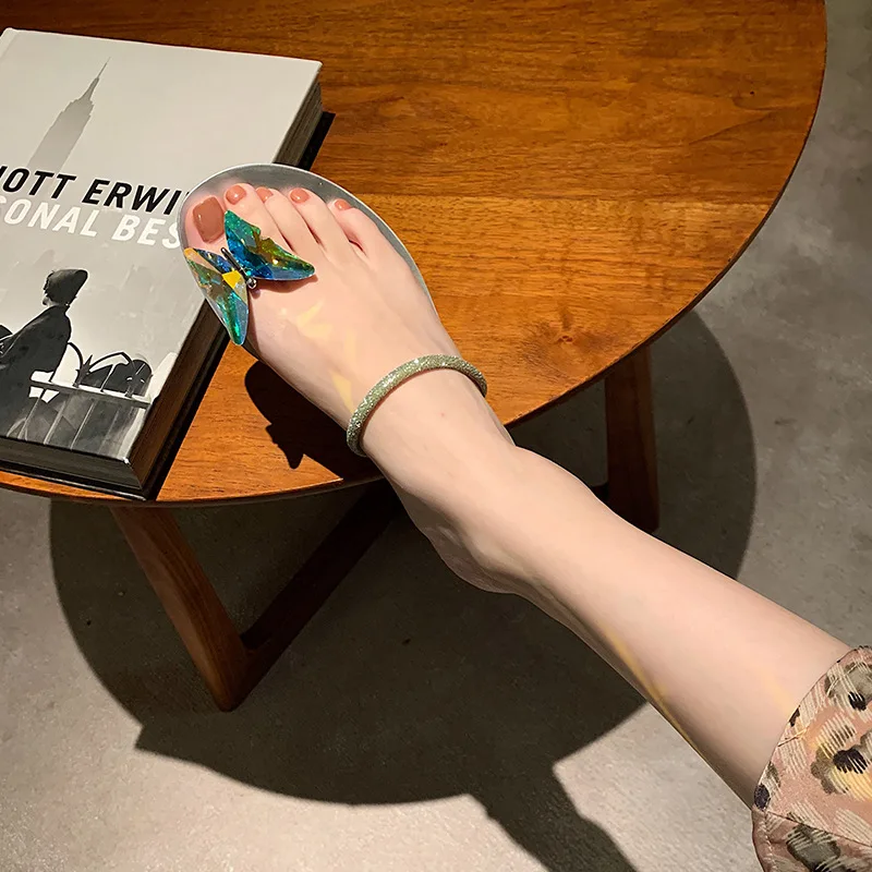 Модные шлепанцы на плоской подошве женские летние 2020 | Обувь