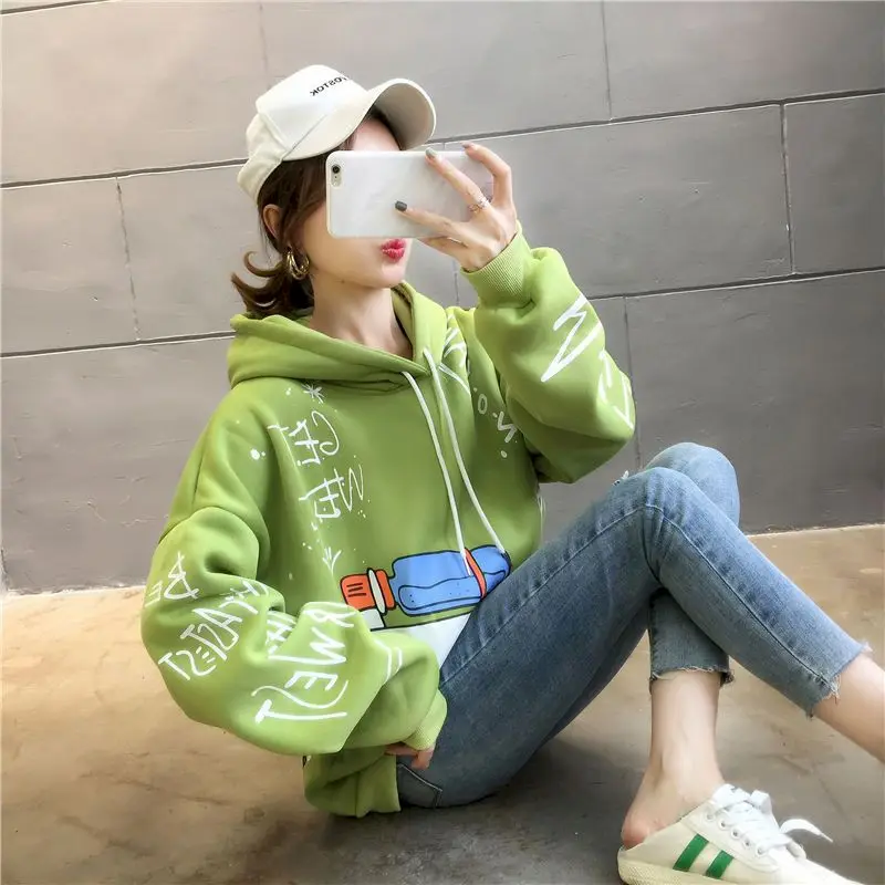 

Женский осенне-зимний свитер с капюшоном, новинка 2020, Корейская версия граффити плюс, бархатная Толстая Свободная куртка для студентов в ле...