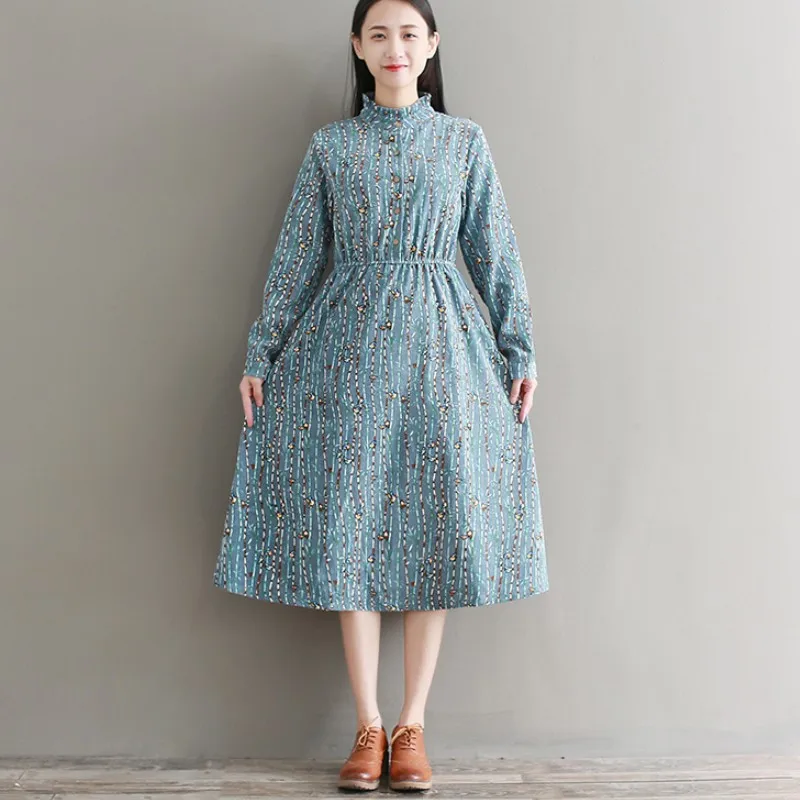 Женское платье на пуговицах хлопковое в полоску с отложным воротником