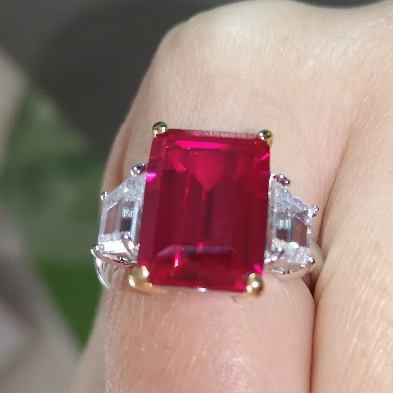 Женское кольцо с имитацией муассанита серебро 925 пробы красным камнем