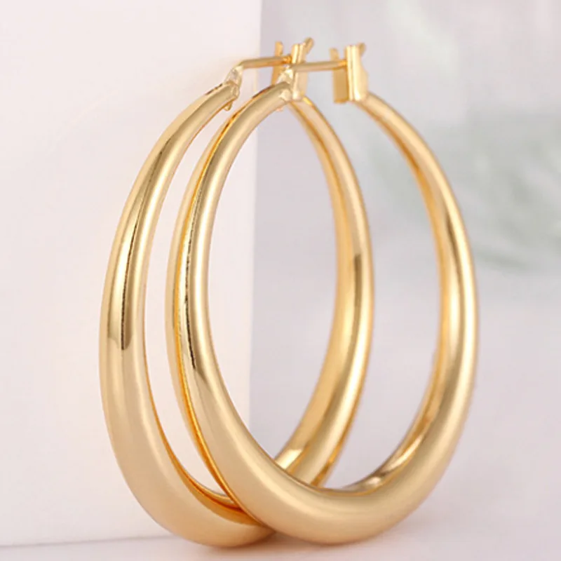 

Exaggerated Large Smooth Round Earrings Simple Party Women