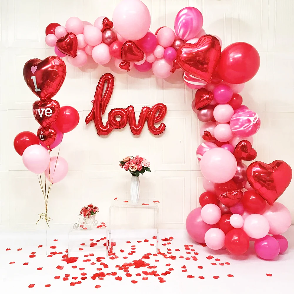 

Воздушный шар на День Св. Валентина с надписью «Love»