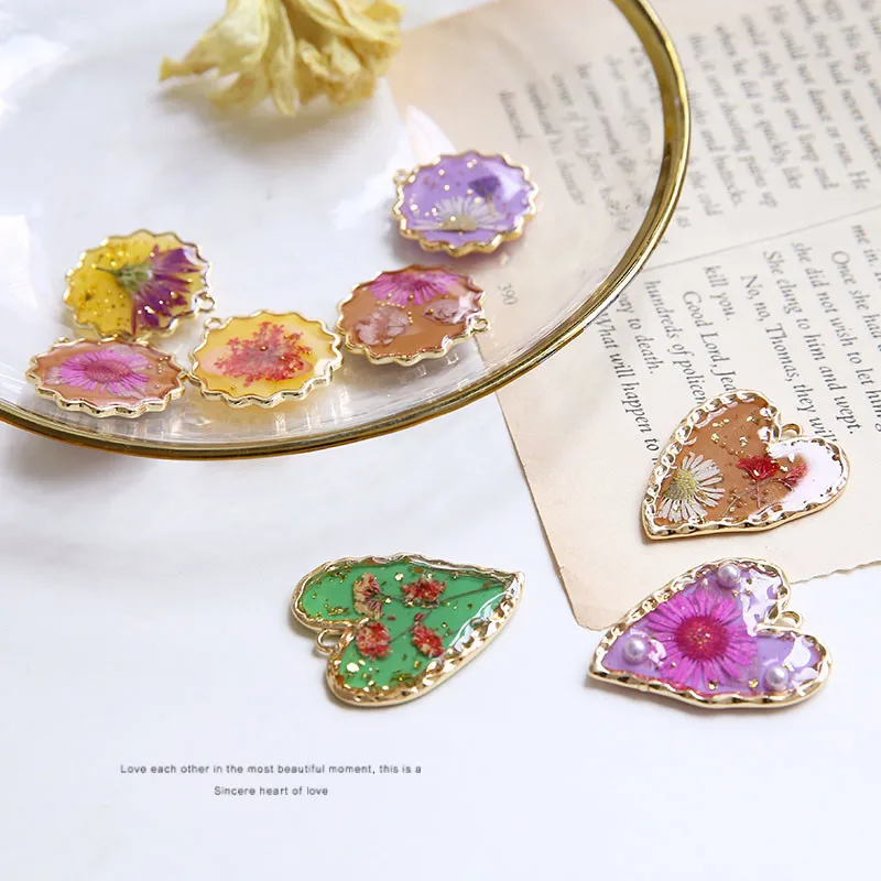 

4pcs 2020 Fashion Japanese Heart-Shaped Earrings Girls Love Oil Painting Style Gold Foil Dried Flower Pendant Jewelry Material
