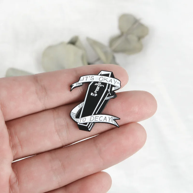 Значки панка с буквой это нормально чтобы спасти Броши для женщин шпильки гроба