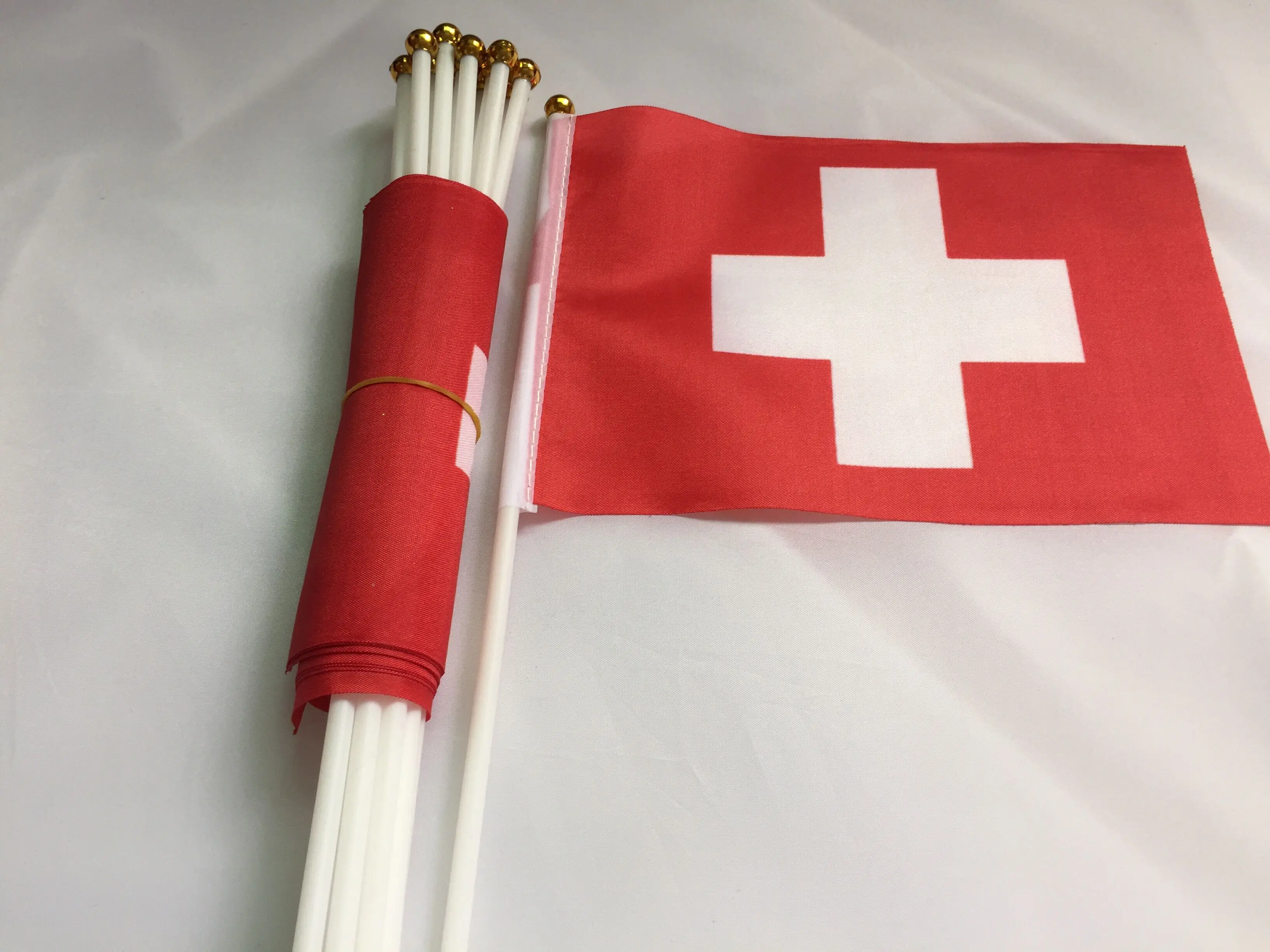 Бесплатная доставка Швейцарские флаги ручной развевающийся флаг 14*21 см