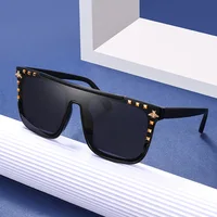 2021 New Black Flat Roof One-piece Women Luxury Sunglasses Vintage Oversize Sun Glasses Man Rivet and Bee Decorate Goggles UV400