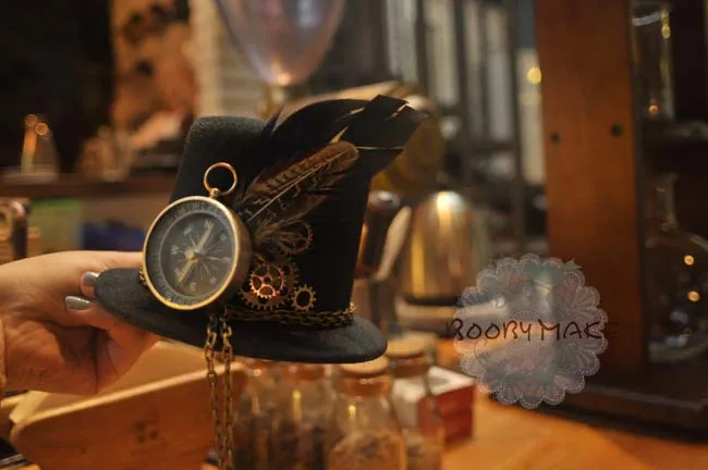Миниатюрная шляпа ручной работы в стиле стимпанк с компасом и перьями