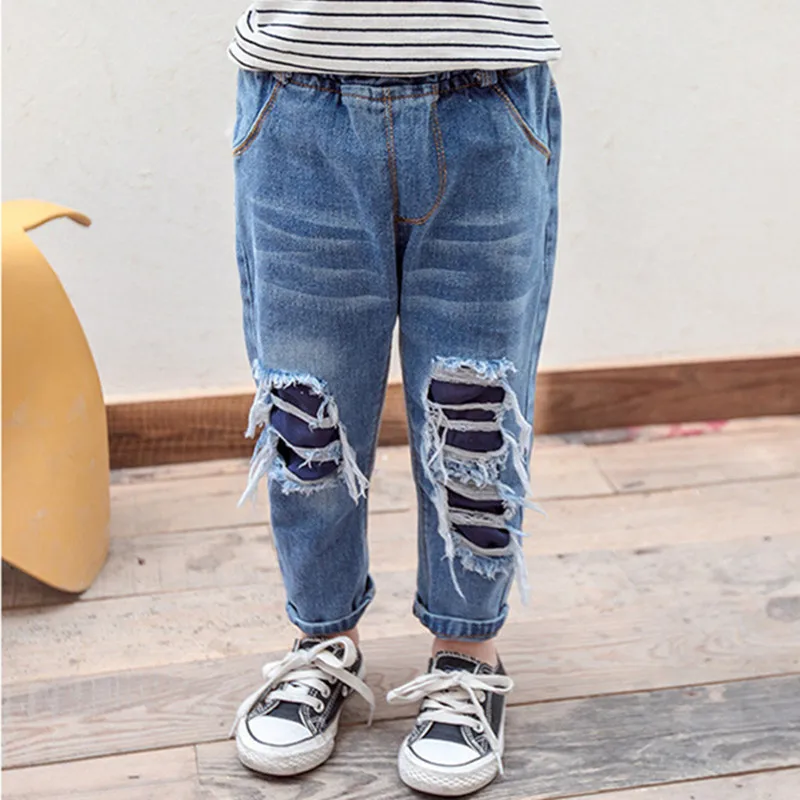 

Детская одежда DFXD, рваные джинсы для маленьких мальчиков и девочек, повседневные хлопковые синие джинсовые брюки с эластичным поясом, джинс...