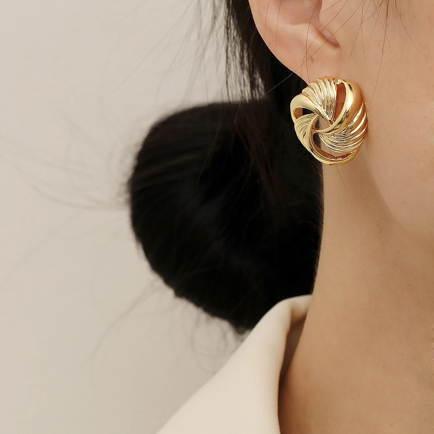 

2021 Geometry Heavy Metal Spiral Shape Earrings Minimalist Luxurious Jewelry For Girlfriend Gift Party