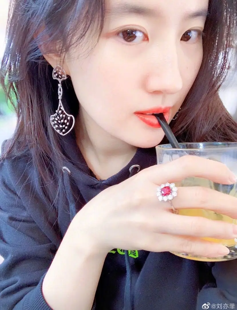 

Liu Yifei's Same-Style Fat Square Ruby Ring! Artificial Pigeon Blood Red SUNFLOWER Ring Female Loose Mouth Giant Flash