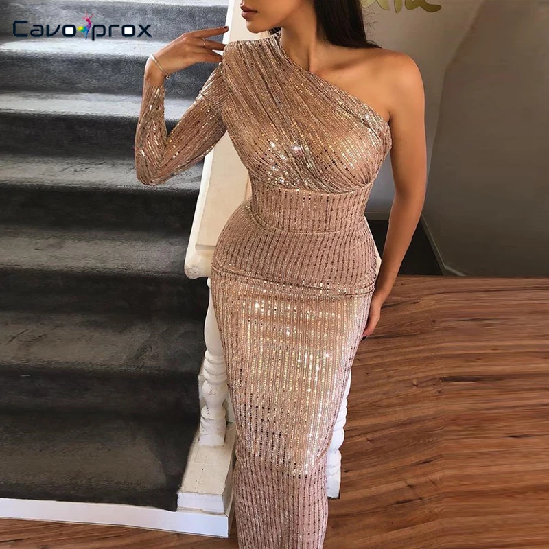 Женское блестящее платье на одно плечо с рюшами блестками длинным рукавом