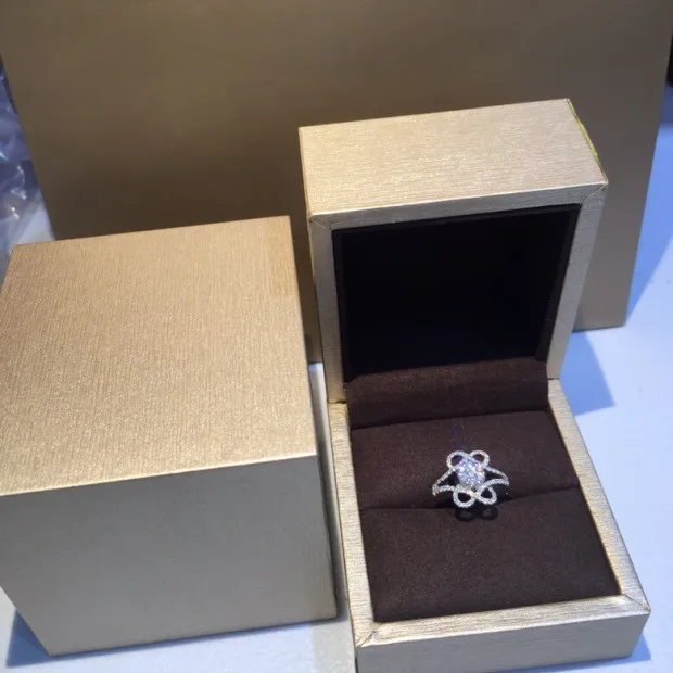 Кольцо из чистого золота 18 карат с натуральными бриллиантами красивое кольцо