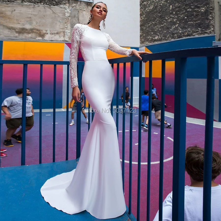 Атласное свадебное платье с длинным рукавом и юбкой годе кружевное круглым