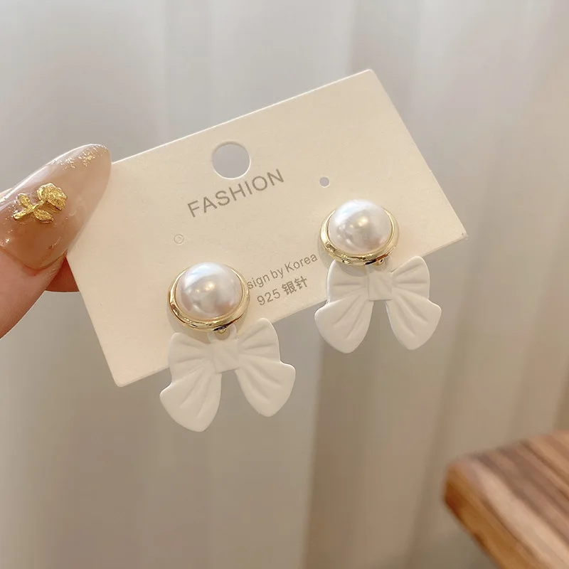 

Bow Drop Earring White Metal Inlaid Pearl Dangler Elegant Romantic Style Acrylic Korean Fashion Jewelry Eardrop Women Trend Gift