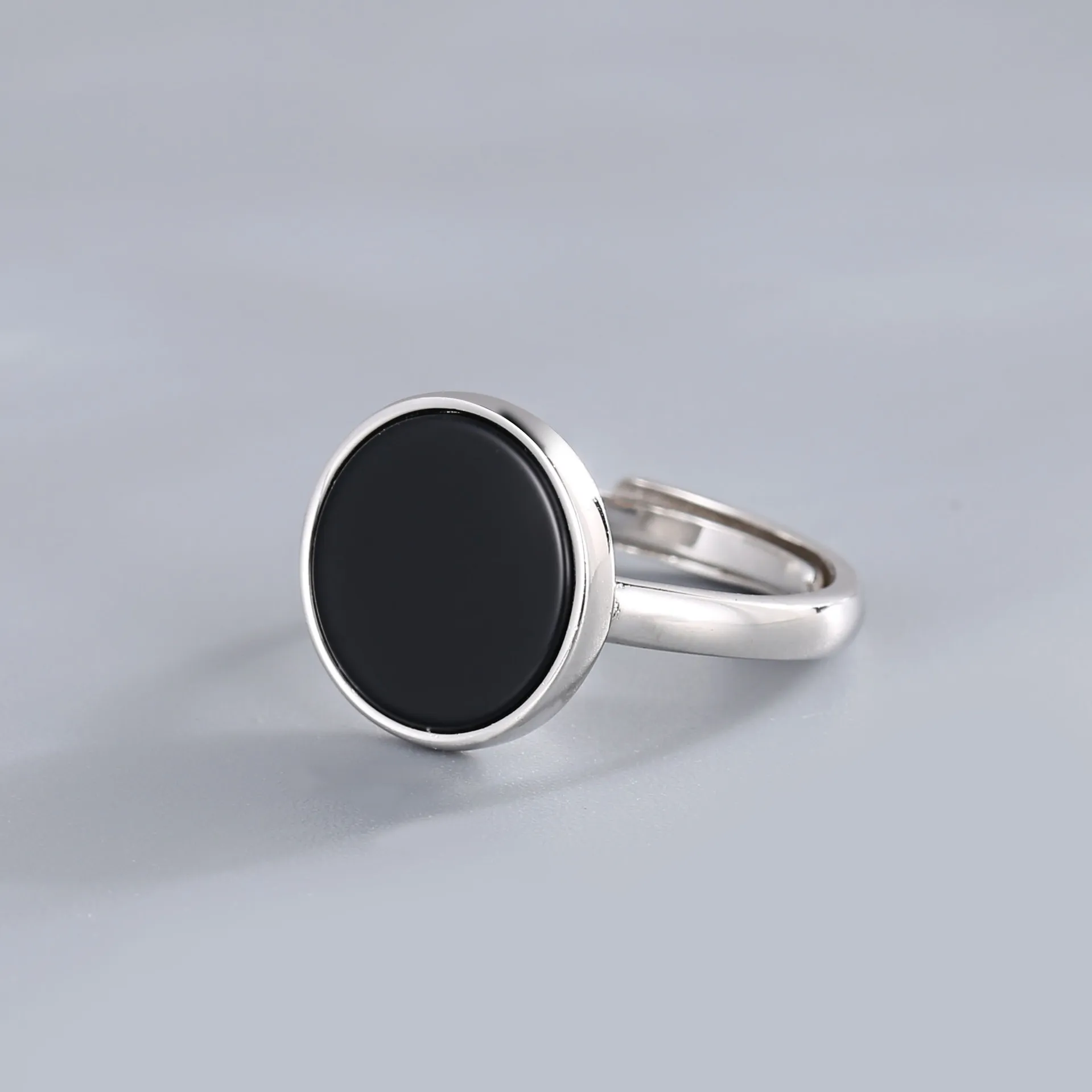 Женское кольцо из серебра 925 пробы с черным агатом классическое круглое