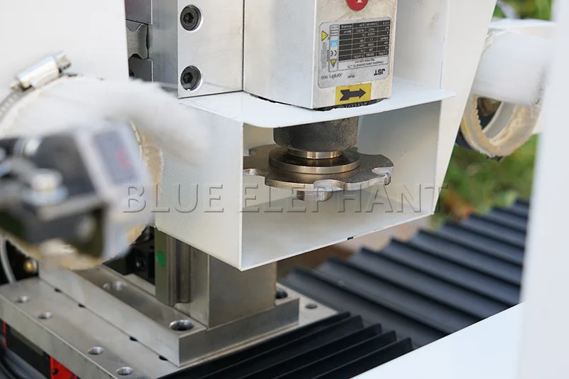 CNC боковое отверстие сверлильный станок с инфракрасным сканированием работает