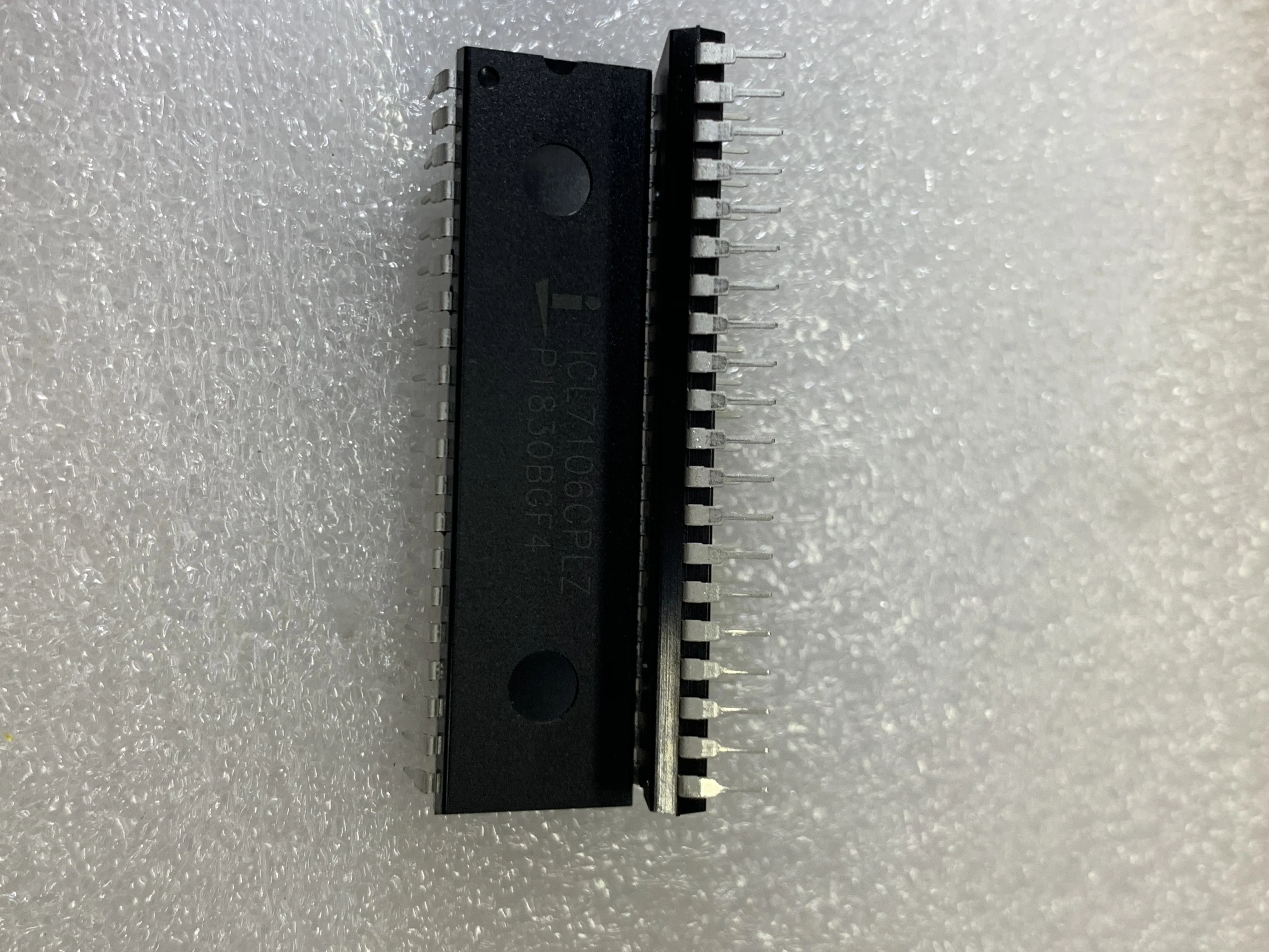ICL7106CPLZ ICL7106CPL DIP40 герметичный посылка 180 дней гарантии. | Электроника