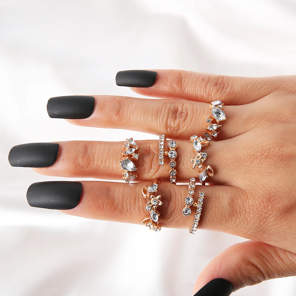 Набор больших золотых колец с прозрачными кристаллами простое стильное