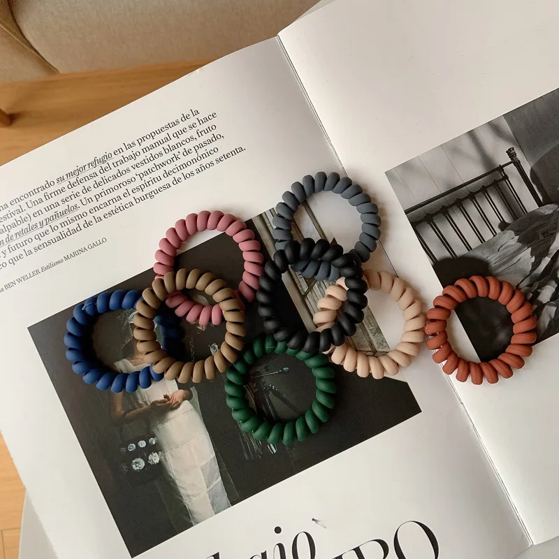 Резинка для волос женская однотонная пластиковая эластичная |