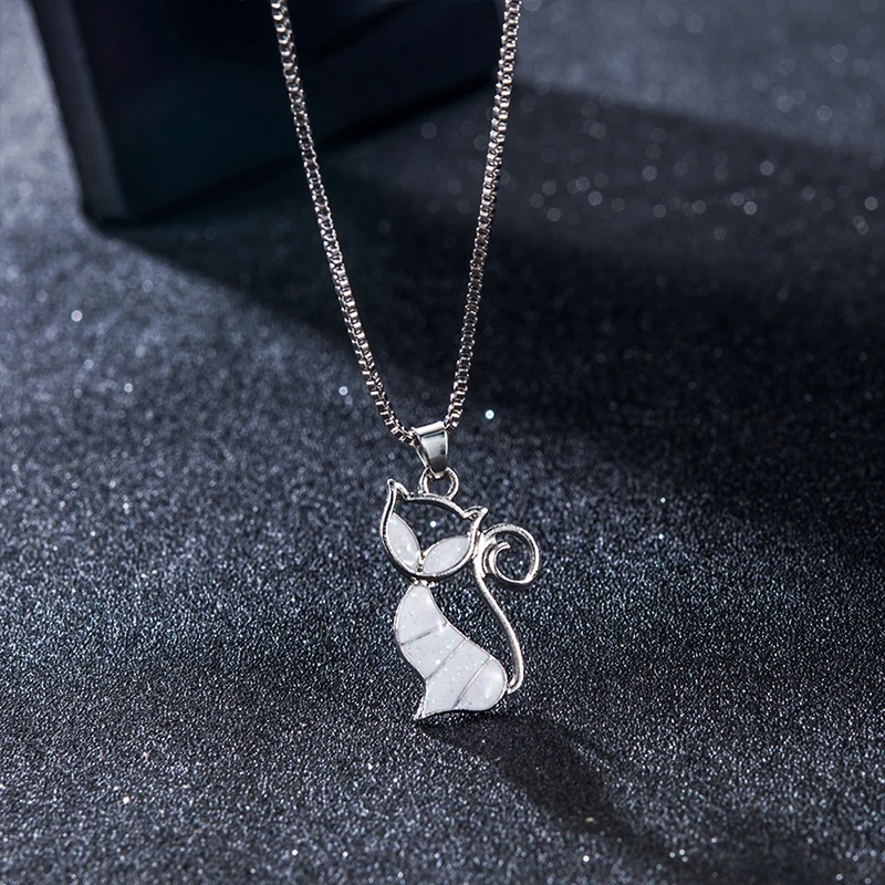 Очаровательное женское ожерелье с подвеской в виде кошки голубыми и белыми