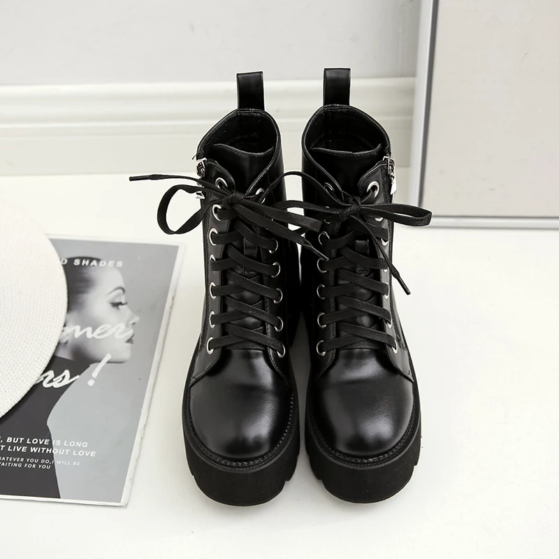 Женские ботинки на массивной платформе с круглым носком мартинсы шнуровке