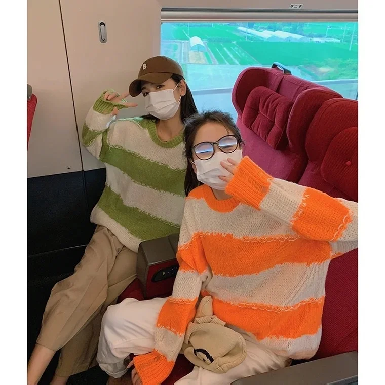 

Женский свободный свитер в полоску, с принтом