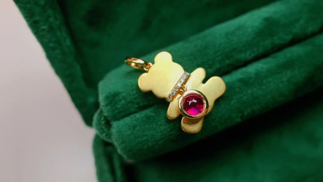 Женское колье из 18-каратного желтого золота с красным Рубином 2994 карата