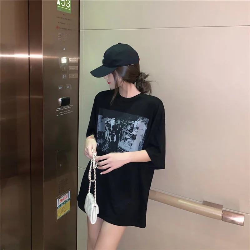 

Женская футболка с коротким рукавом, круглым вырезом и принтом, свободного покроя