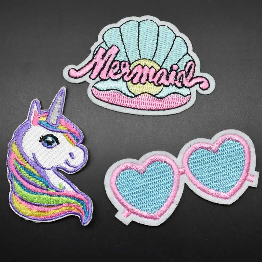 Недорогая вышитая тканевая нашивка в виде розового ракушки с единорогом и губами