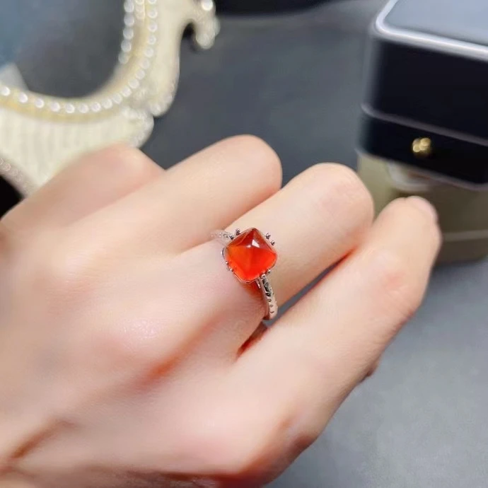 

Женское кольцо из серебра с натуральным сахаром и гранатом