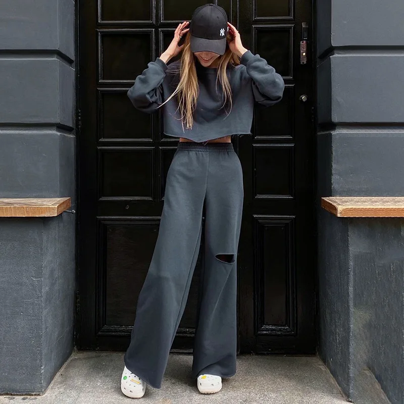 

Комплект Спортивный женский из 2 предметов, свитшот с длинным рукавом и брюки с дырками, свободный винтажный костюм-брюки, повседневная одеж...