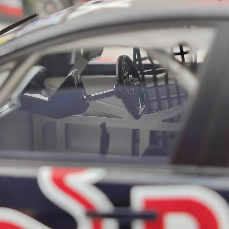 

Classic Carlectables 1:18 For Holden VF Commodore Jamie Whincup's #1 2015 NO.18586 Diecast Models Auto Toys Collection