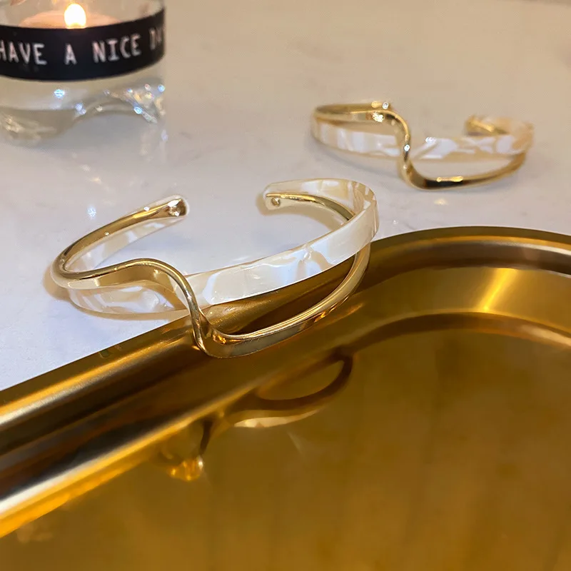 

2021NewTrendy Luxury White Shell Curved Texture Bracelets Fashion Party Zinc Alloy Metal Lrregular Layer Classic Charm Bracelets