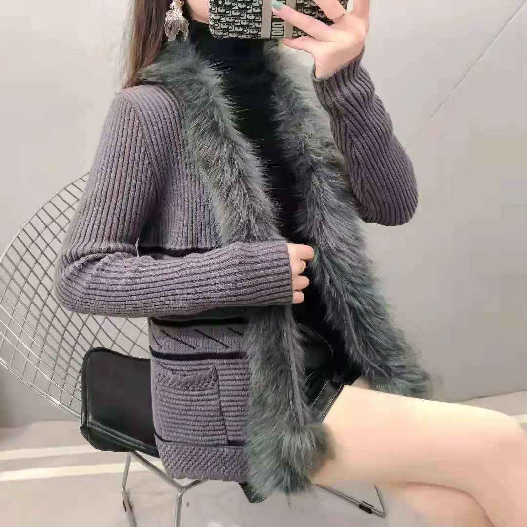 Плащ женский вязаный с большим меховым воротником на весну и осень 2021 |