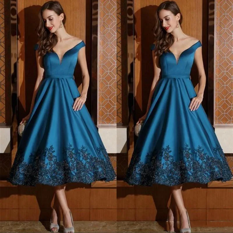 

Tea Length Mother of Bride Dresses Formal Evening Gowns A Line Off Shoulder V Neck with Black Appliques Cockail Party Dress