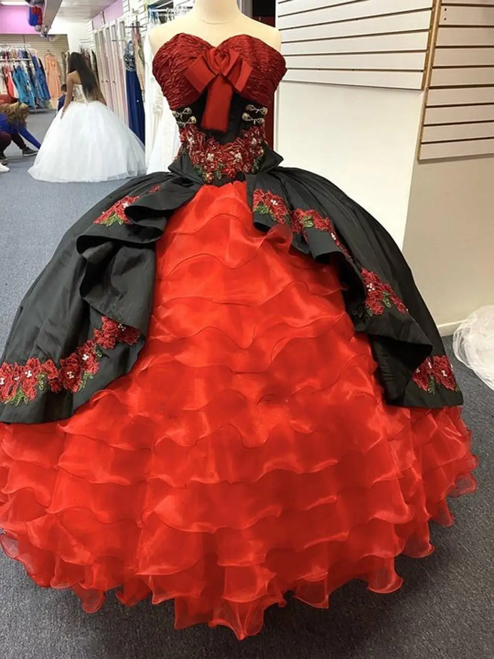

Mexico Red Black Quinceanera Dresses for Sweet 16 Year Birthday Party for Girl Ball Gown Floral Emboidery Puffy Prom Dress