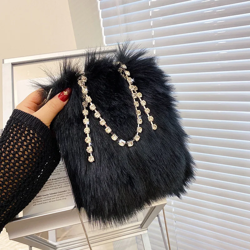

Metal Diamond Chain Shoulder Bag Women New Designer Fur Bucket Bag Crossbody Bags Female Bride Bag Purses Evening Party Clutches