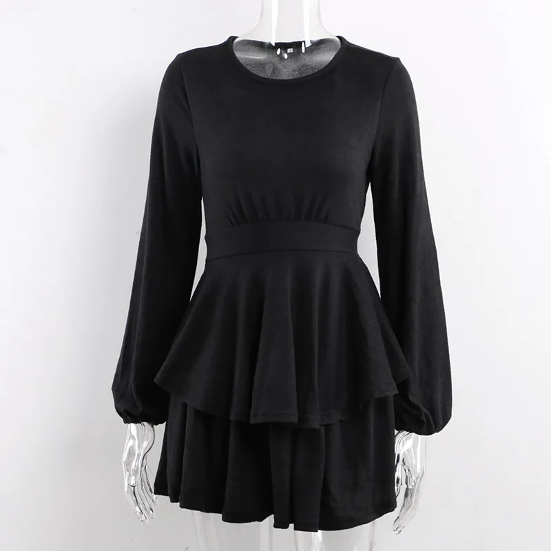 Женское трикотажное мини платье JuneLove черное свитер с длинным рукавом и оборками