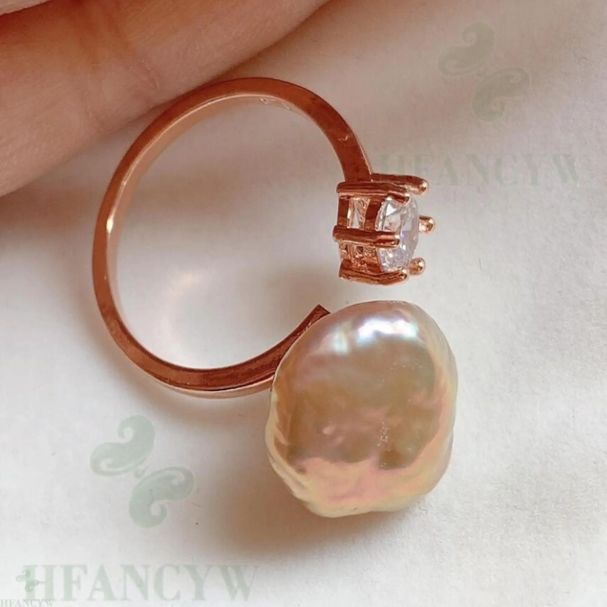 Многоцветное кольцо в стиле барокко с жемчугом из розового золота открытое