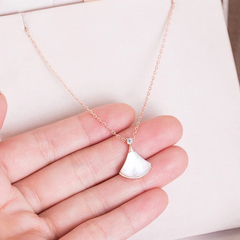 Ожерелье с маленькой юбкой подвеска в виде сердолика белая перламутровая